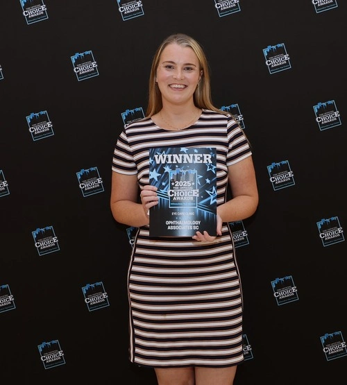 Ophthalmology Associates, S.C. – Staff member holds 2025 Top Choice Award plaque for best vision services.